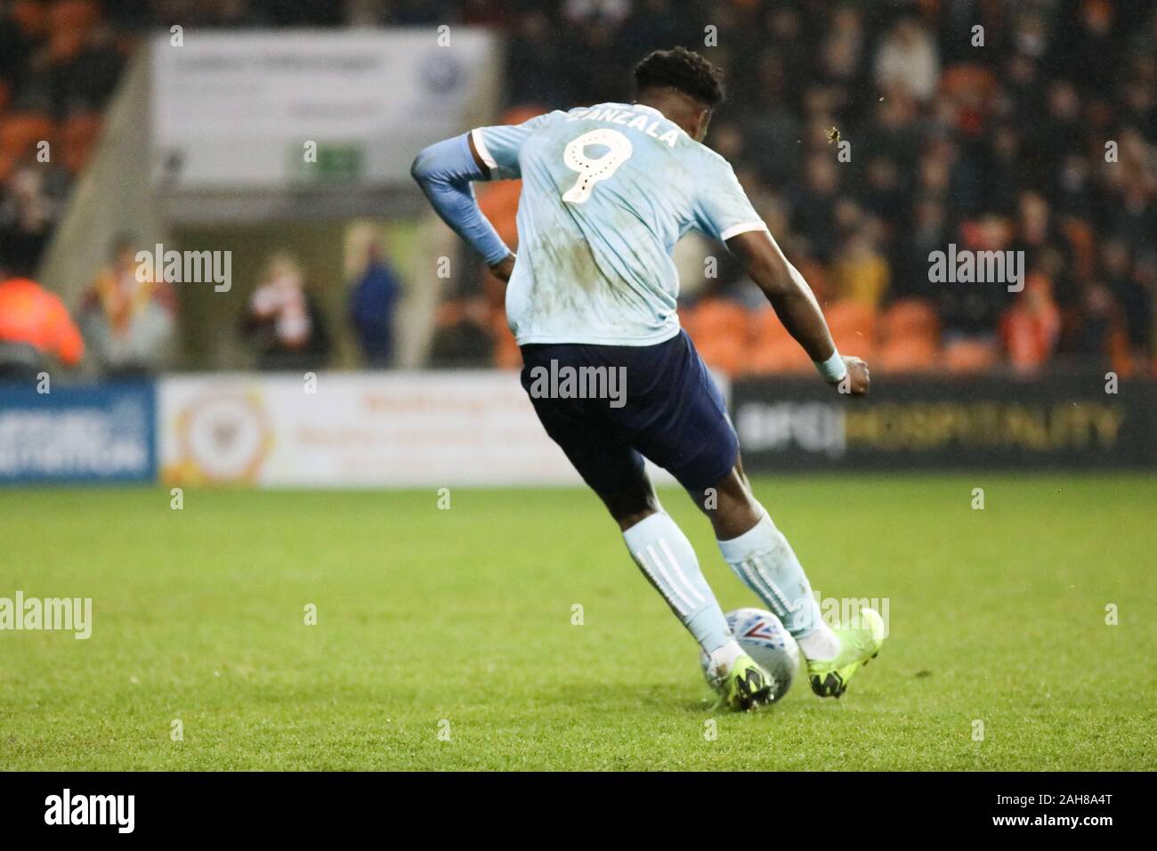 Blackpool, Royaume-Uni 26 Déc 2019.. BLACKPOOL, ANGLETERRE - 26 décembre Offrande Zanzala de Accrington Stanley tente un tir au but lors de la Sky Bet League 1 match entre Blackpool et Accrington Stanley à Bloomfield Road, Blackpool le jeudi 26 décembre 2019. (Crédit : Tim Markland | MI News) photographie peut uniquement être utilisé pour les journaux et/ou magazines fins éditoriales, licence requise pour l'usage commercial Crédit : MI News & Sport /Alamy Live News Banque D'Images