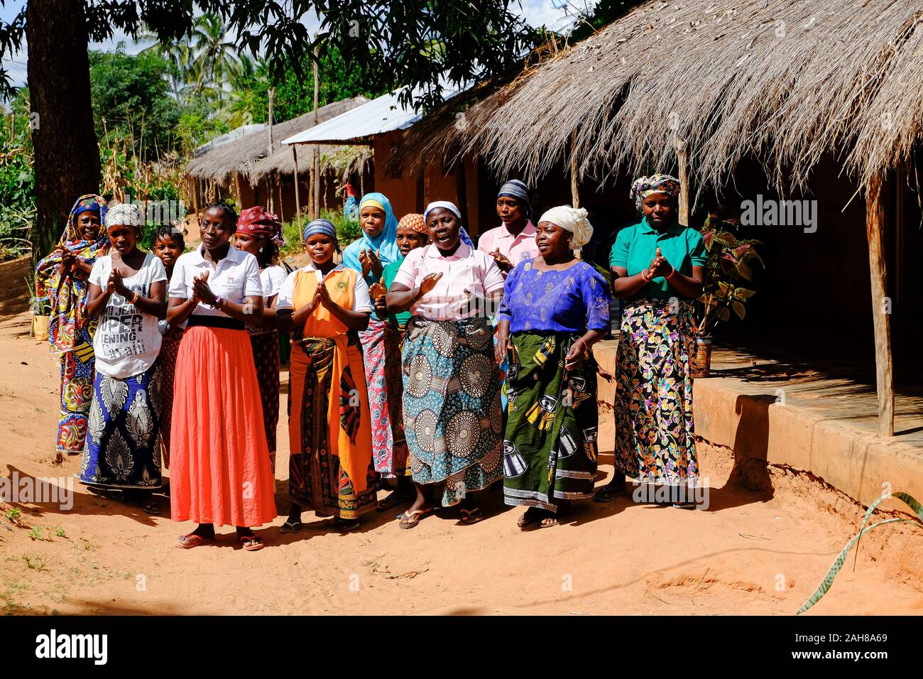 Groupe de femmes africaines en chantant une chanson de bienvenue Banque D'Images