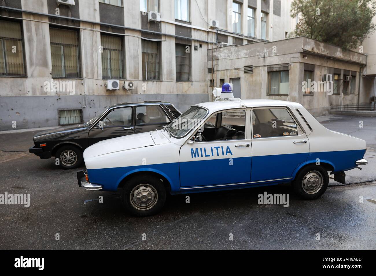 Bucarest, Roumanie - 22 décembre 2019 : roumain Dacia voitures, une noire utilisée par l'ancien parti communiste et de la Securitate l'un utilisé par l'ex-Milice (pol Banque D'Images