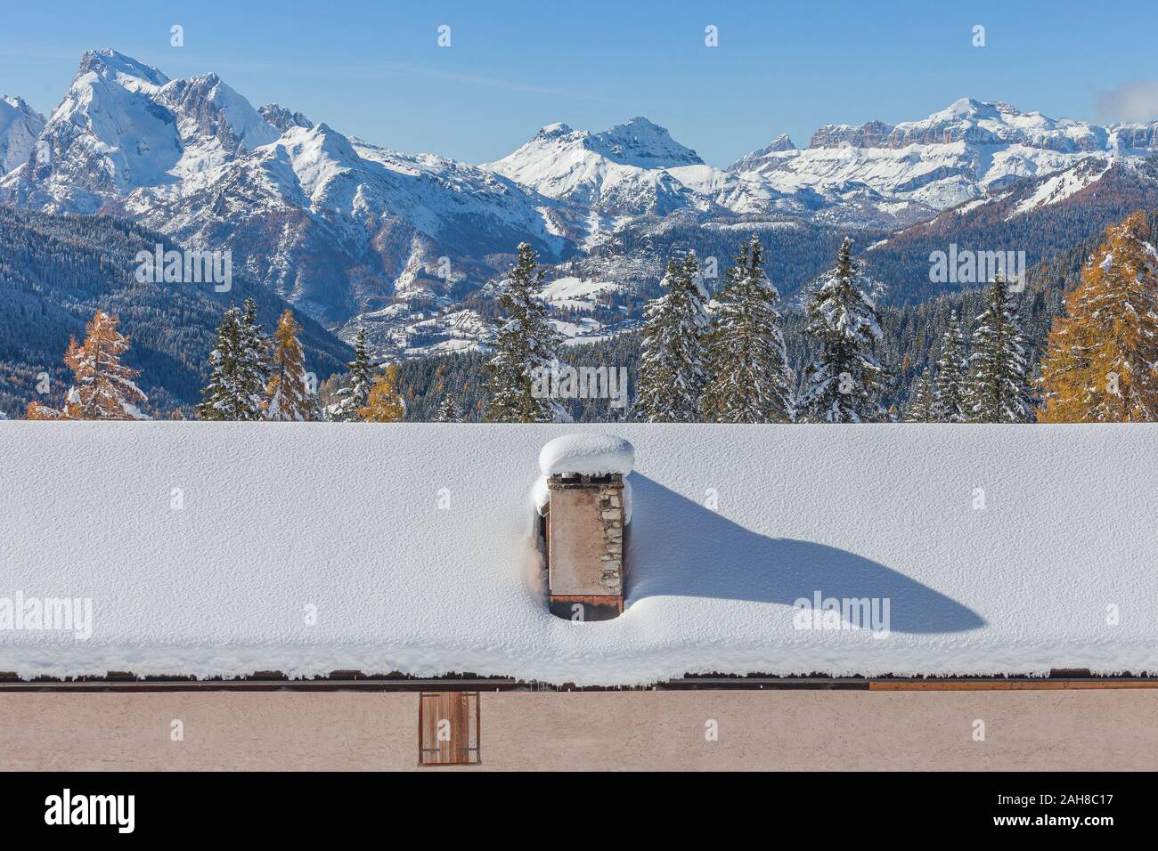 Chalet de montagne en face d'un paysage d'hiver, Val Fiorentina, Dolomites Banque D'Images