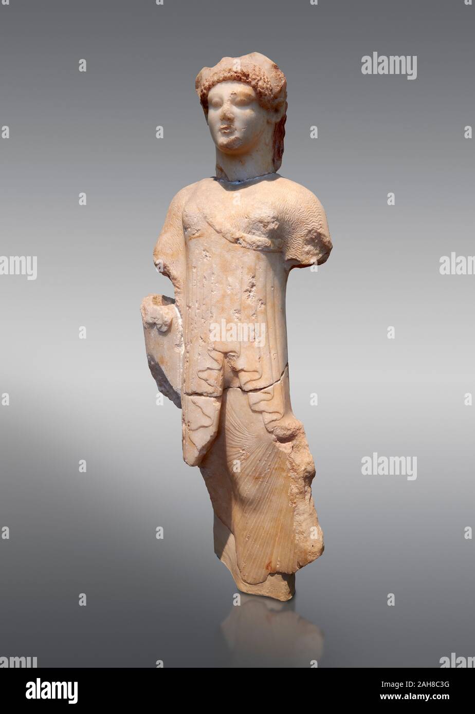 En ancien Grec archaïque, statuette d'un Aleusis, Kore, à partir de C. 490-480 avant J.-C., Musée National Archéologique d'Athènes. Cat No 24. Contre gris. Banque D'Images