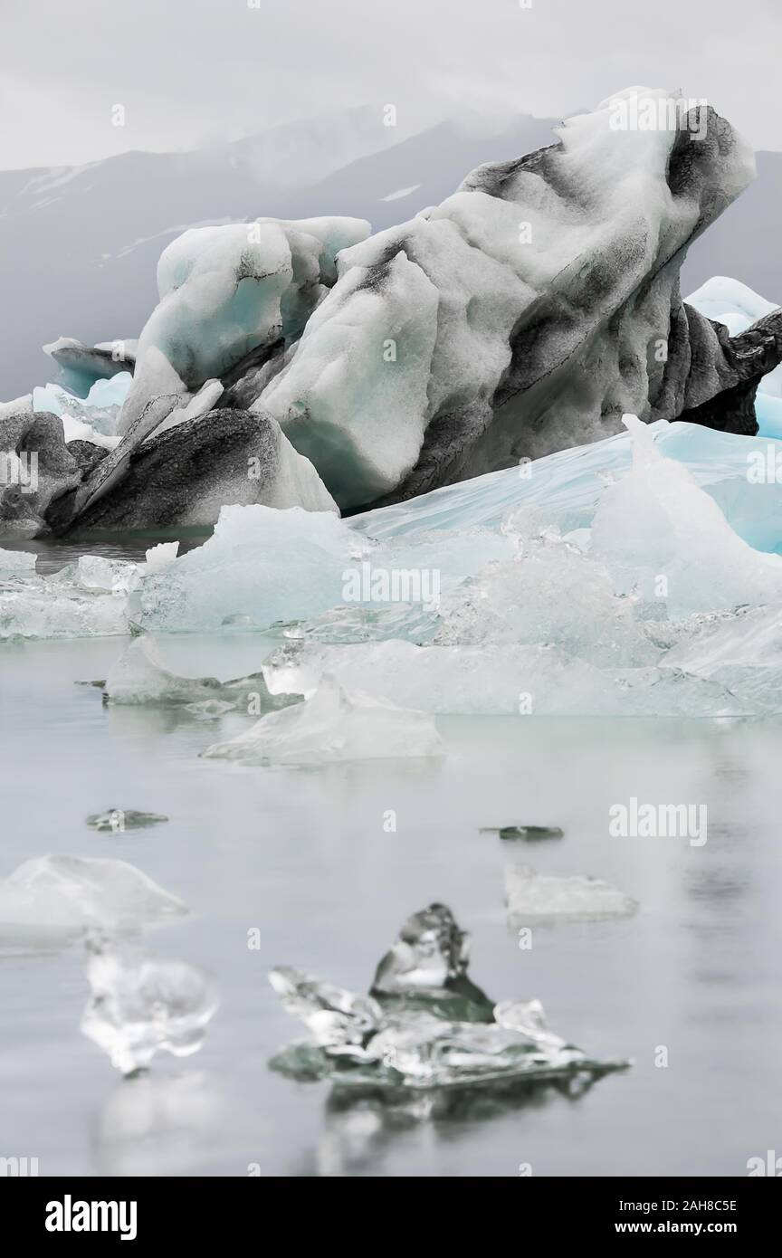 Gros plan sur un iceberg flottant dans le légendaire lagon islandais Banque D'Images