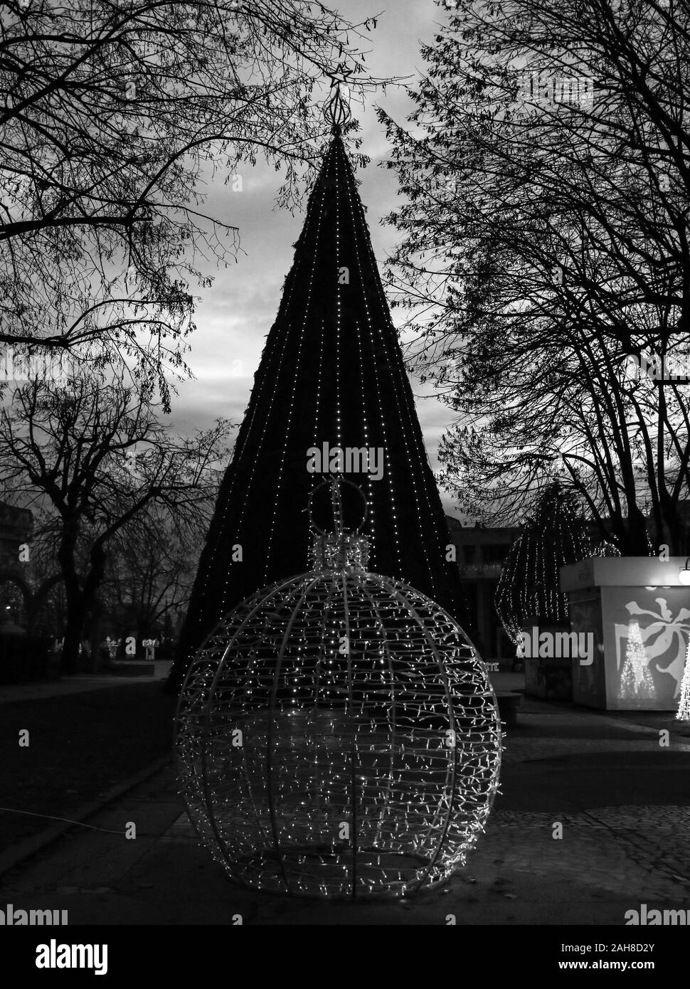 Arbre de Noël et des lumières en hiver maison de marché de Targoviste. Les gens célébrer Noël en plein air de la place de la ville de Targoviste, Roumanie, 2019 Banque D'Images