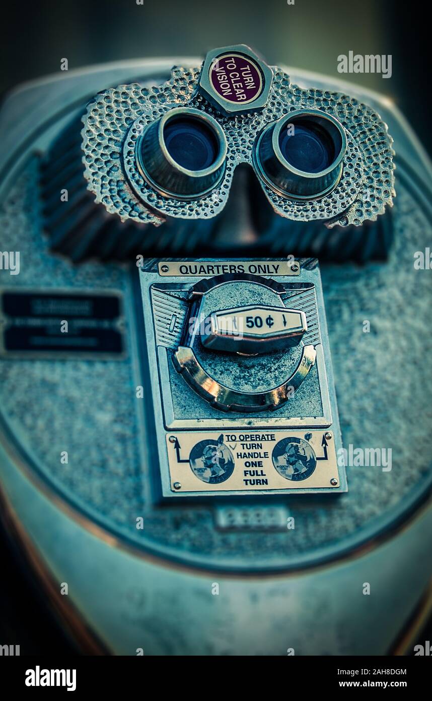 Gros plan sur une paire de jumelles en acier anciennes à pièces américaines Banque D'Images