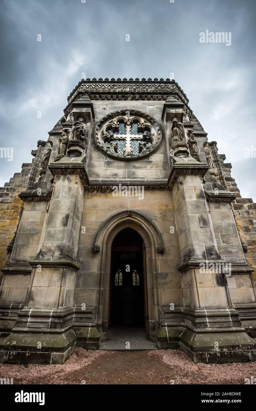 Vue en grand angle depuis le dessous de la façade de la chapelle écossaise Rosslyn, sous un ciel gris menaçant Banque D'Images