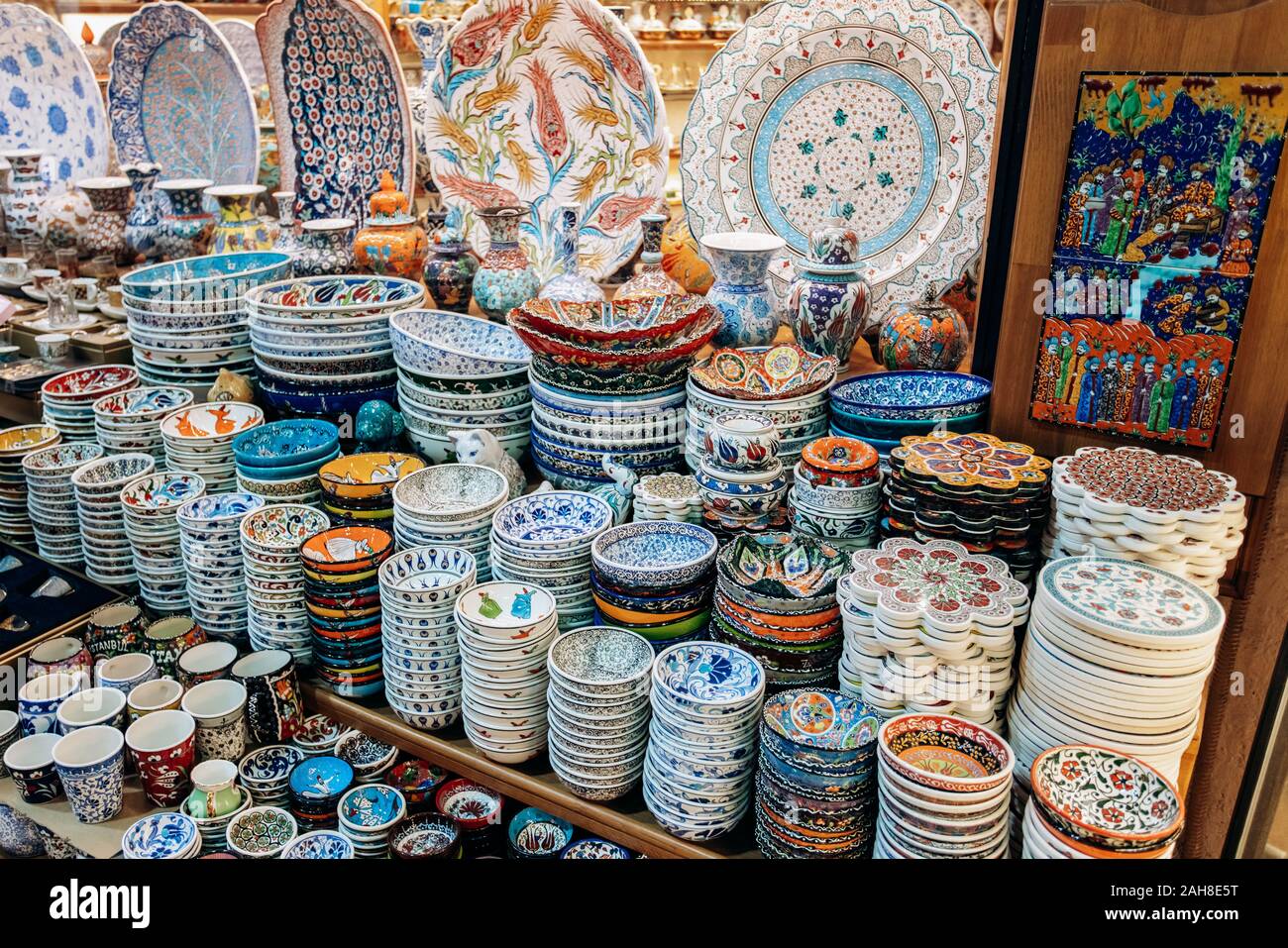 La vaisselle en céramique Turque est vendu sur le marché Photo Stock - Alamy