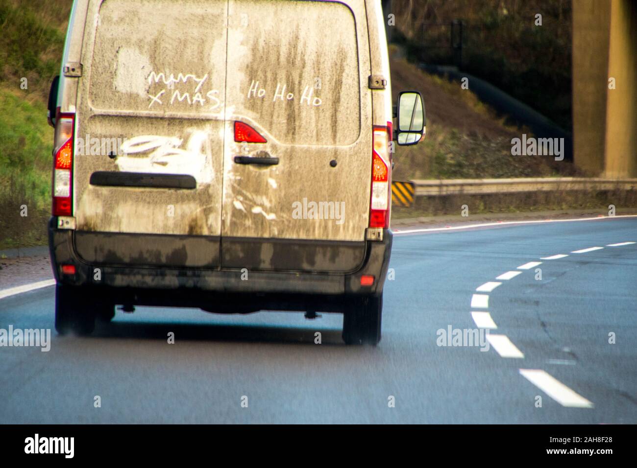Un 'blanc' van qui a eu un message de fête écrit dans la saleté, c'est sur  les portes arrière Photo Stock - Alamy