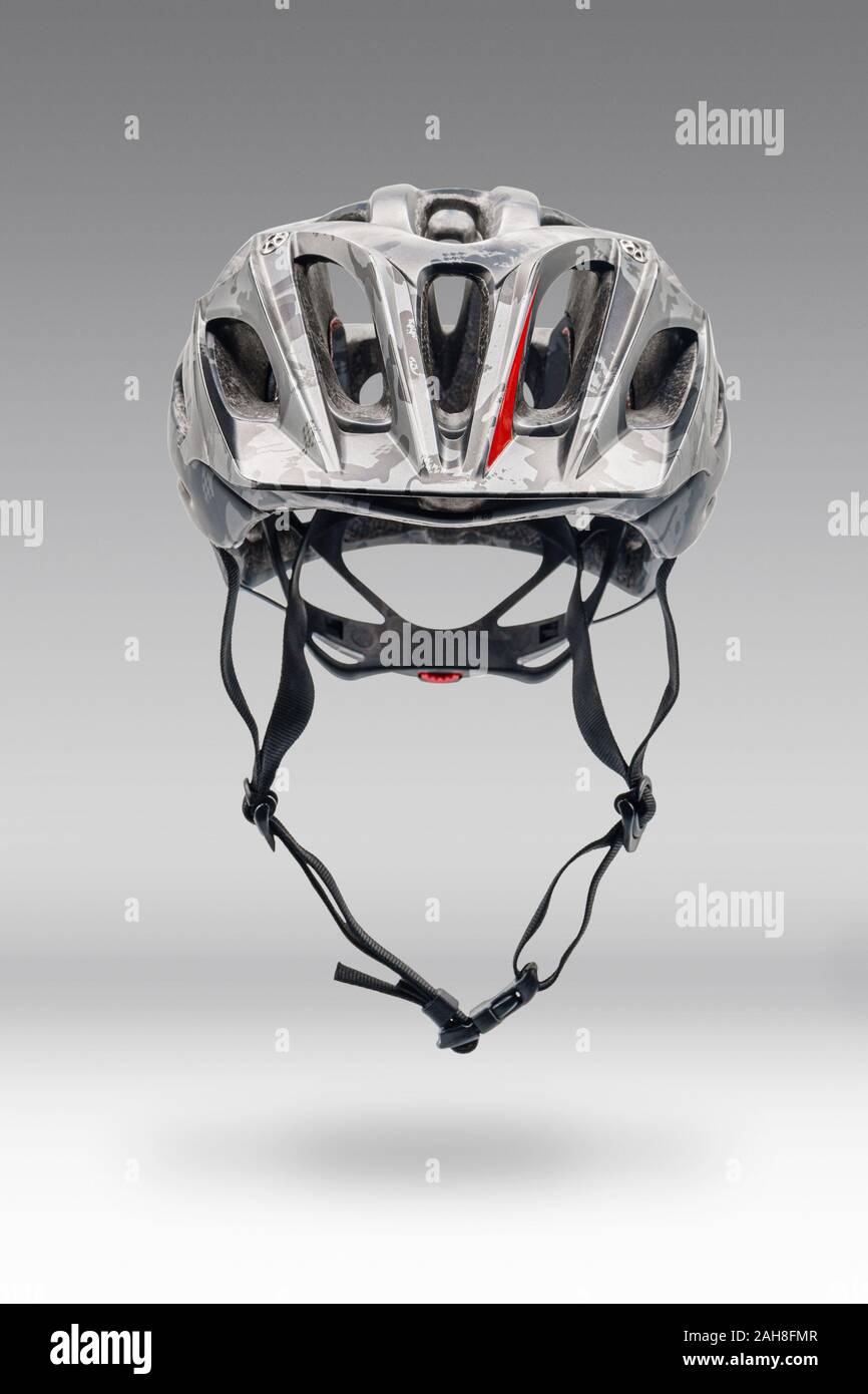 Studio shot de couleur camouflage gris casque de vélo. Vue avant de l'équipement de sport de protection Banque D'Images