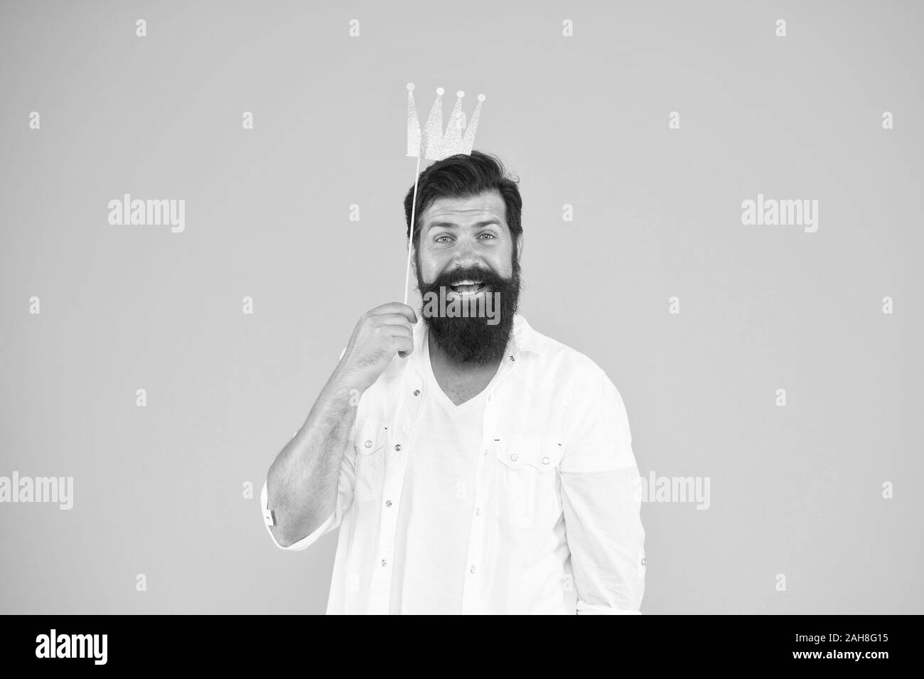 J Aime Anniversaire Surprises Style Royal Homme Barbu Brutal King Bal Costume Joyeux Anniversaire Hipster Accessoires Stand Fond Jaune Pret A S Amuser Barbu Partie Couronne Le Roi De La Fete Photo Stock