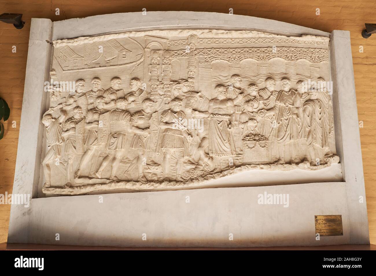 Sacrifice pour l'inauguration du pont sur le Danube. Bas-relief de la colonne Trajane de Rome. Italica romain. Séville, Espagne. Banque D'Images