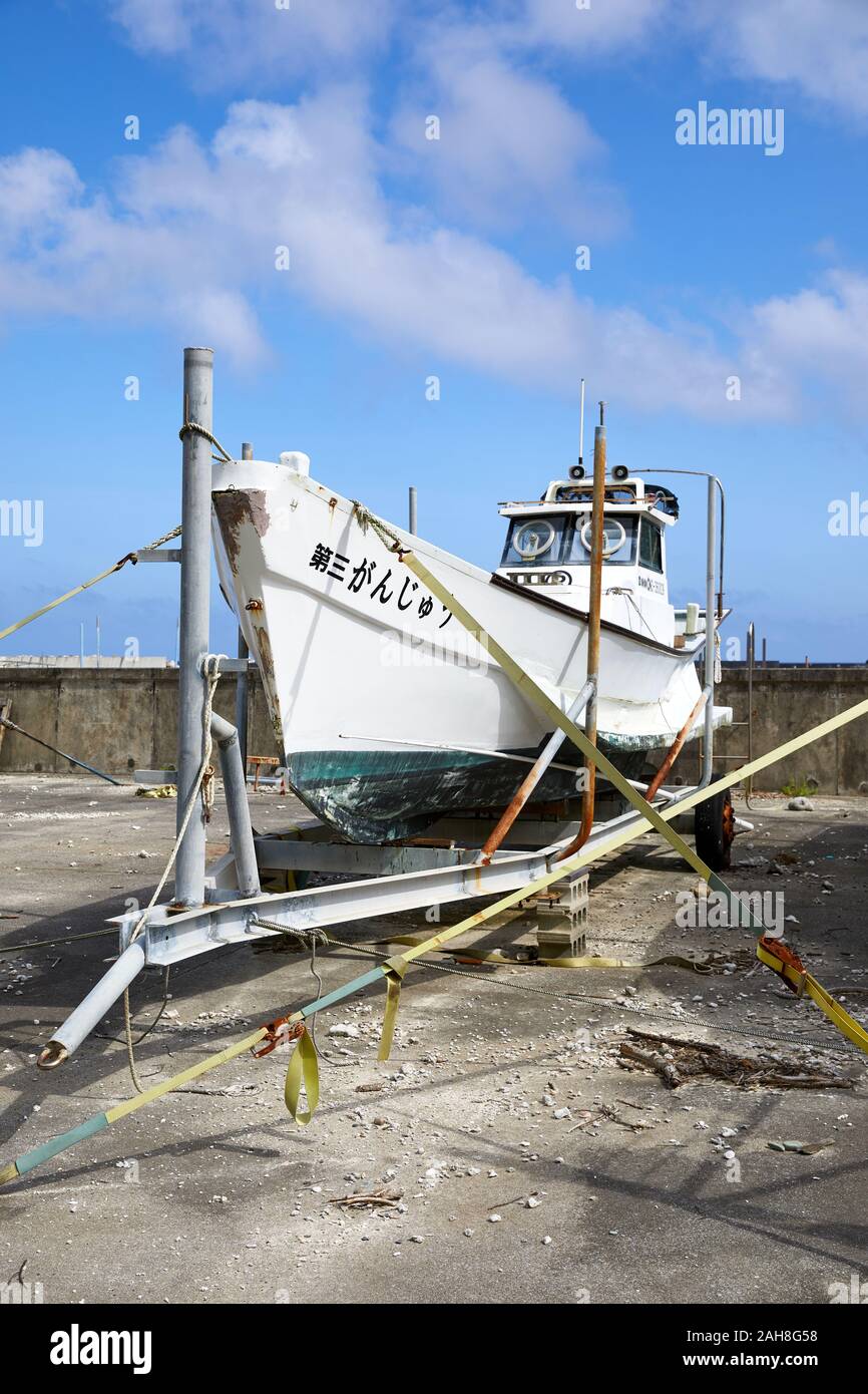 Bateau de pêche japonais sur terre, Okinawa, Japon Banque D'Images