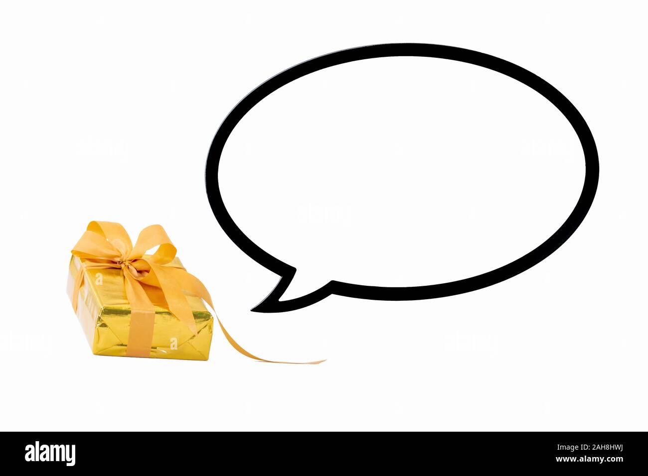Boîte cadeau enveloppé d'or avec un speech bubble Banque D'Images