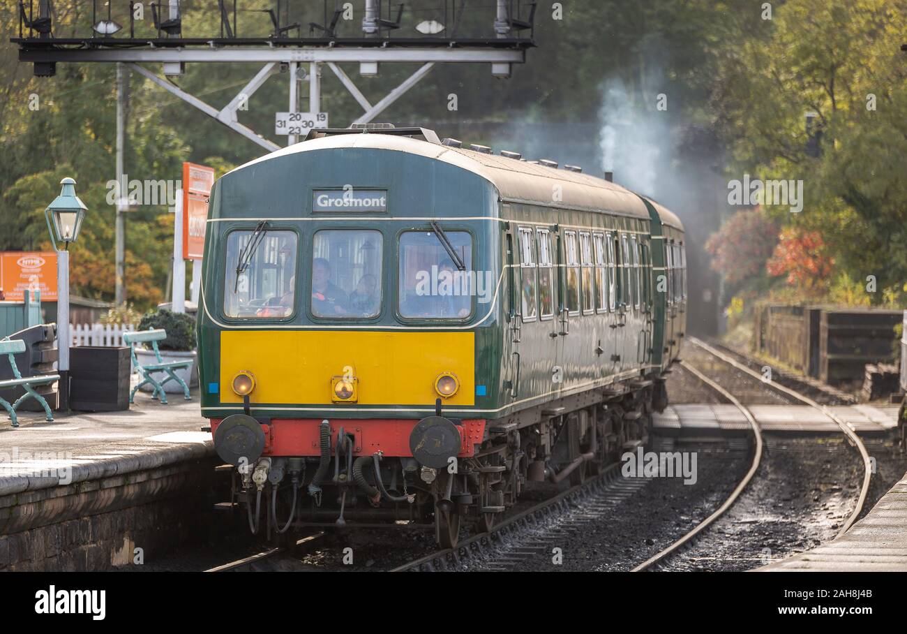 BR 101 N° 101685 Classe DMU "Daisy", entrant dans la station à Grosmont sur le North Yorkshire Moors Railway Banque D'Images