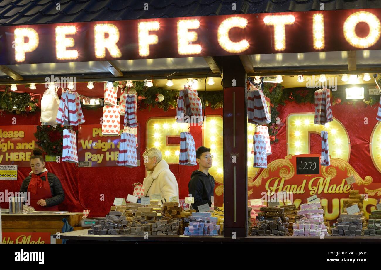 Les acheteurs de chocolat et caramel, à caler au pays merveilleux de l'hiver, Nottingham. Banque D'Images