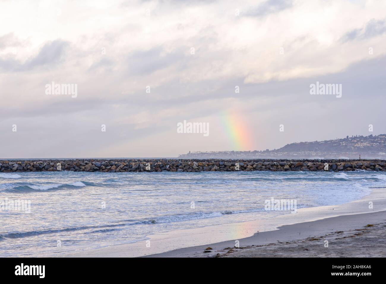 Décembre matin orageux sur la côte à l'océan plage communauté de San Diego, Californie, USA. Banque D'Images