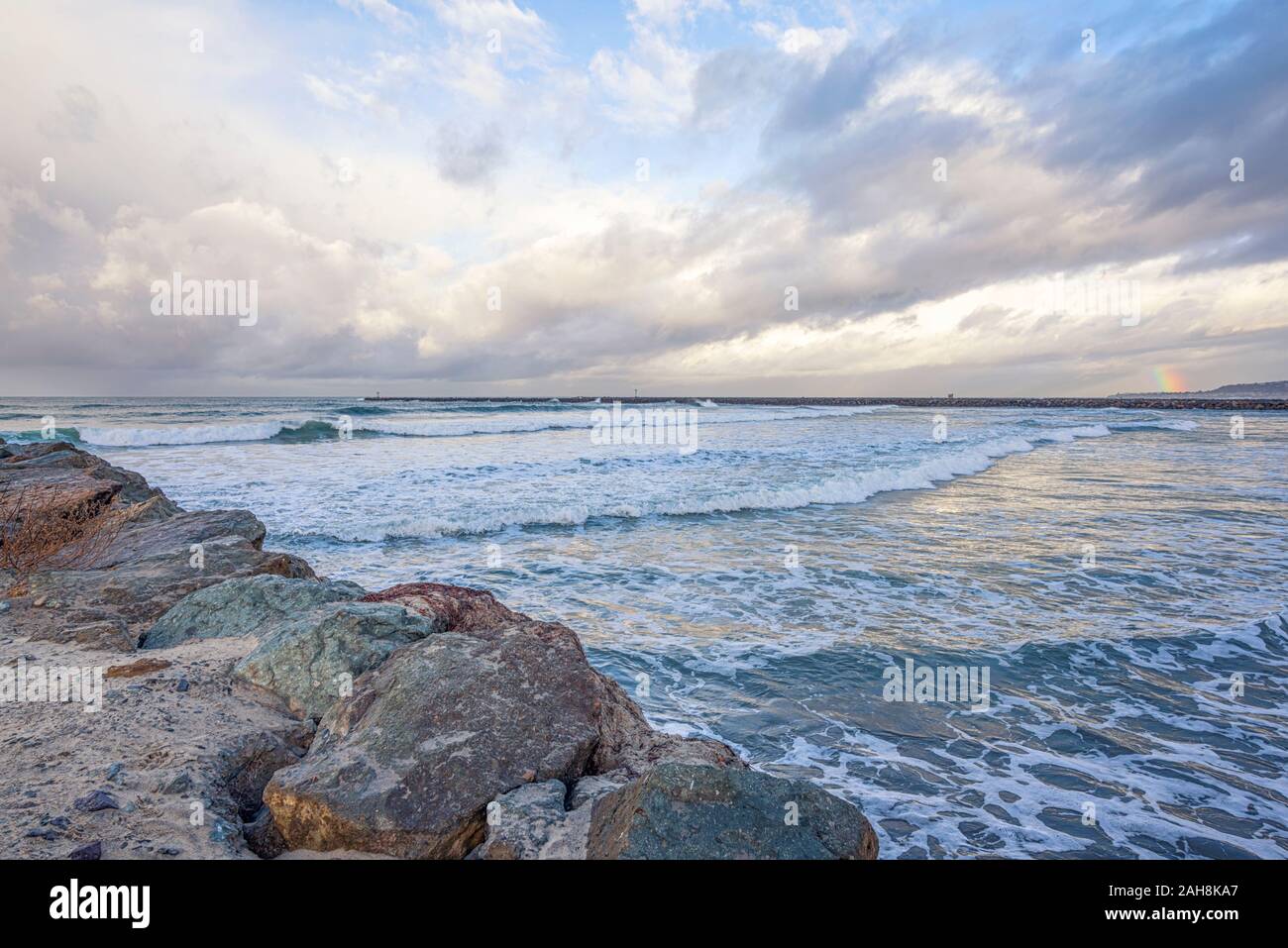 Décembre matin orageux sur la côte à l'océan plage communauté de San Diego, Californie, USA. Banque D'Images