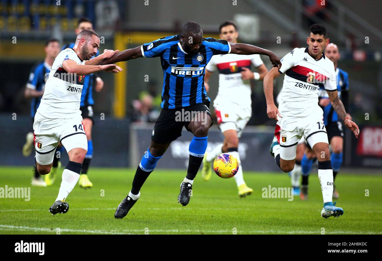 Milan, ITALIE - 21 décembre 2019: Davide Biraschi, Romelu Lukaku et Cristian Romero en action pendant la Serie A 2019/2020 INTER / GÊNES à San Siro Banque D'Images