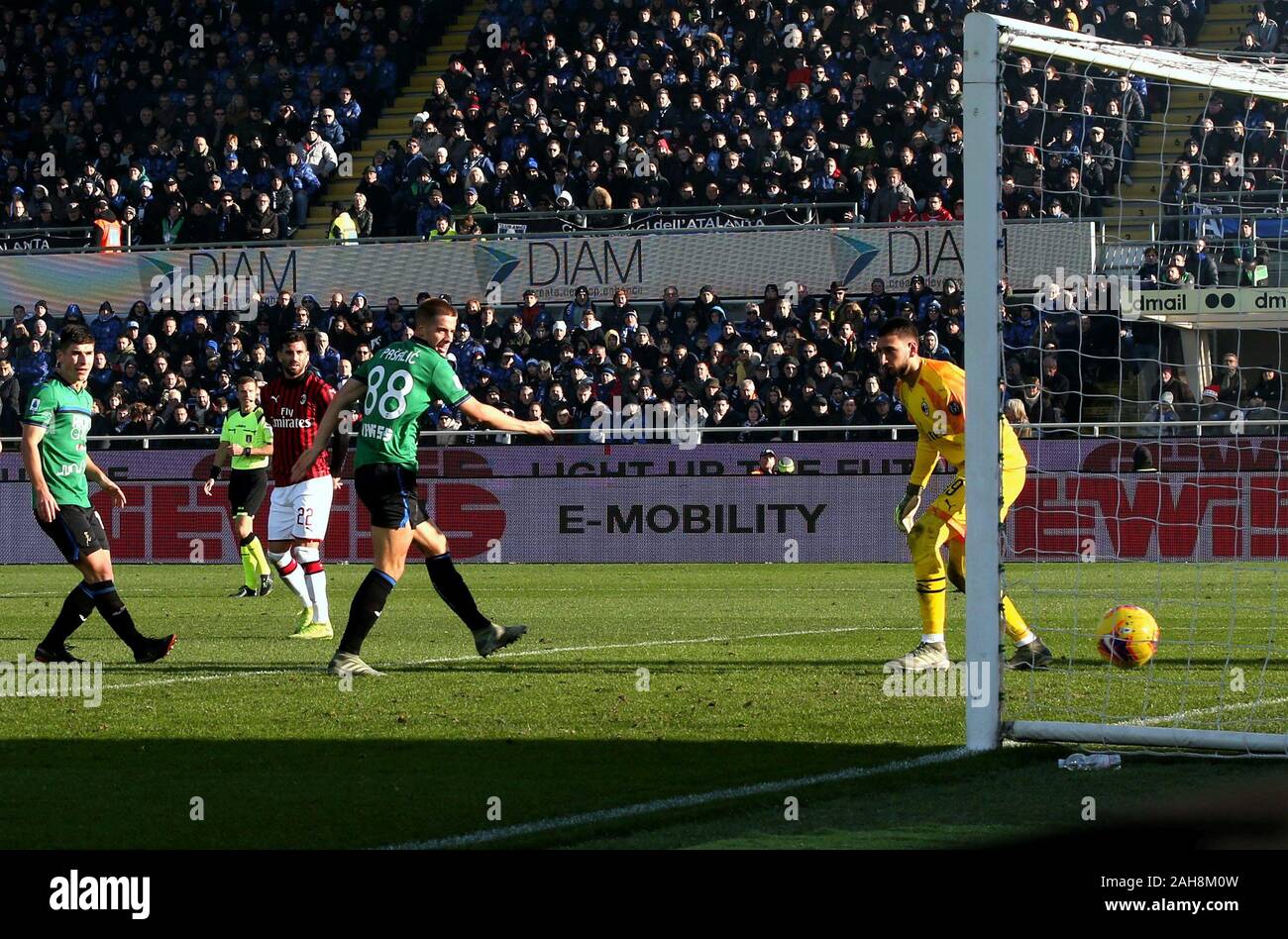 Bergame, ITALIE - 22 décembre 2019: Mario Pasalic a atteint son but pendant la série A 2019/2020 ATALANTA / MILAN au stade Gewiss. Banque D'Images