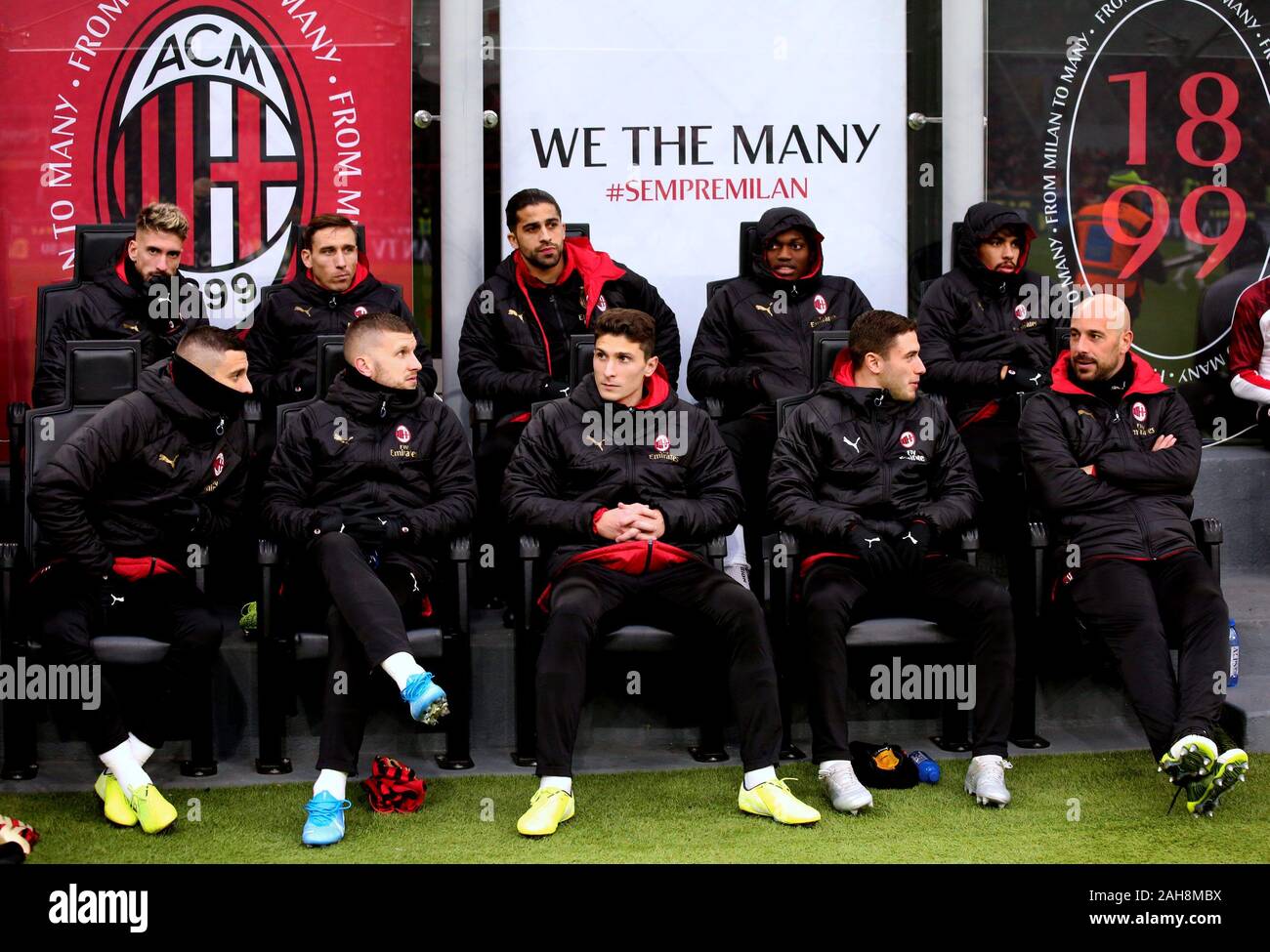 Milan, ITALIE - 15 décembre 2019: Milan joueurs pour les substitutions avant la série A 2019/2020 MILAN / SASSUOLO au stade San Siro. Banque D'Images