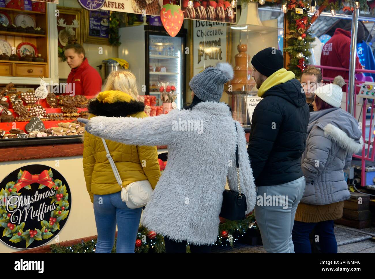 Les jeunes au décrochage au chocolat, au Winter Wonderland, Nottingham. Banque D'Images