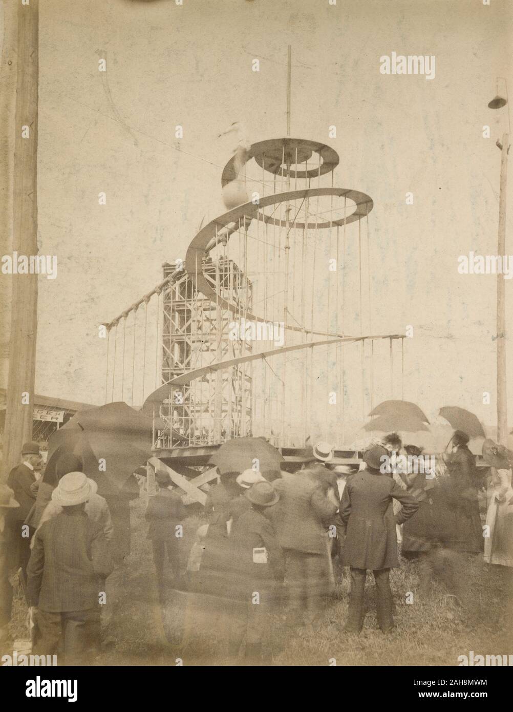 C Antique1890 photographie, équilibrage acrobat au sommet d'une balle sur la spirale de la grande foire inter-États à Elmira, New York." Source : photographie originale Banque D'Images