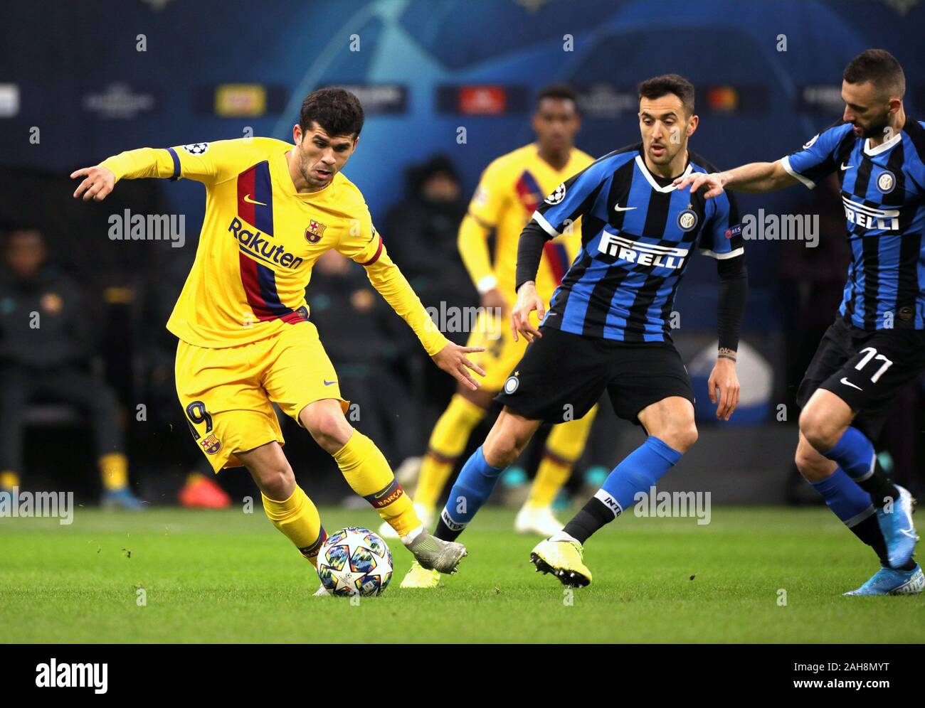 Milan, ITALIE - 10 décembre 2019: Carles Alena et Matias Vecino en action la Ligue des Champions de l'UEFA 2019/2020 INTER / BARCELONE au stade San Siro. Banque D'Images