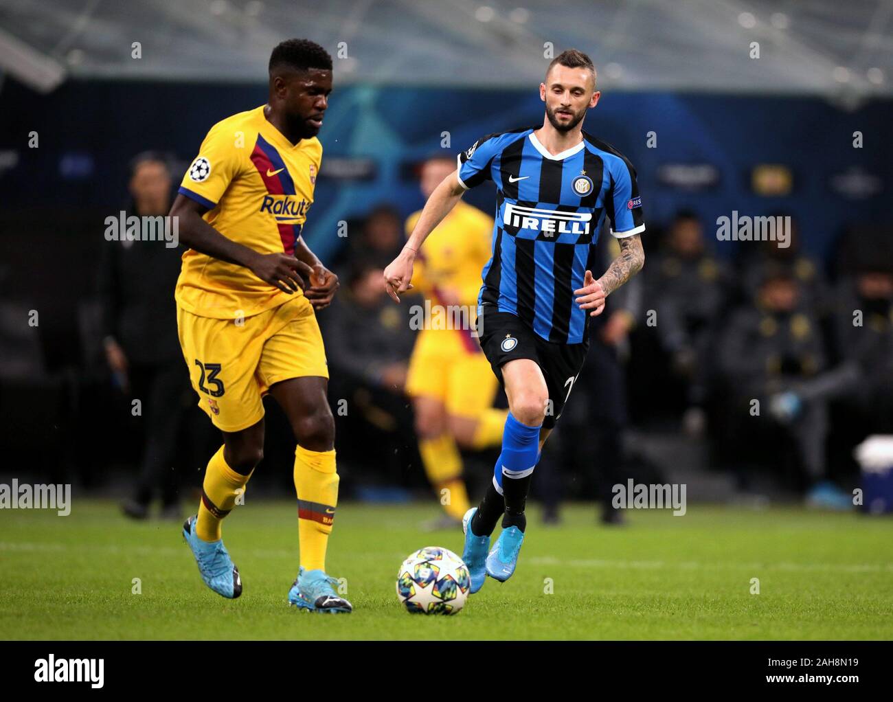 Milan, ITALIE - 10 décembre 2019: Samuel Umtiti et Marcelo Brozovic en action pendant la Ligue des Champions de l'UEFA 2019/2020 INTER / BARCELONE à San si Banque D'Images