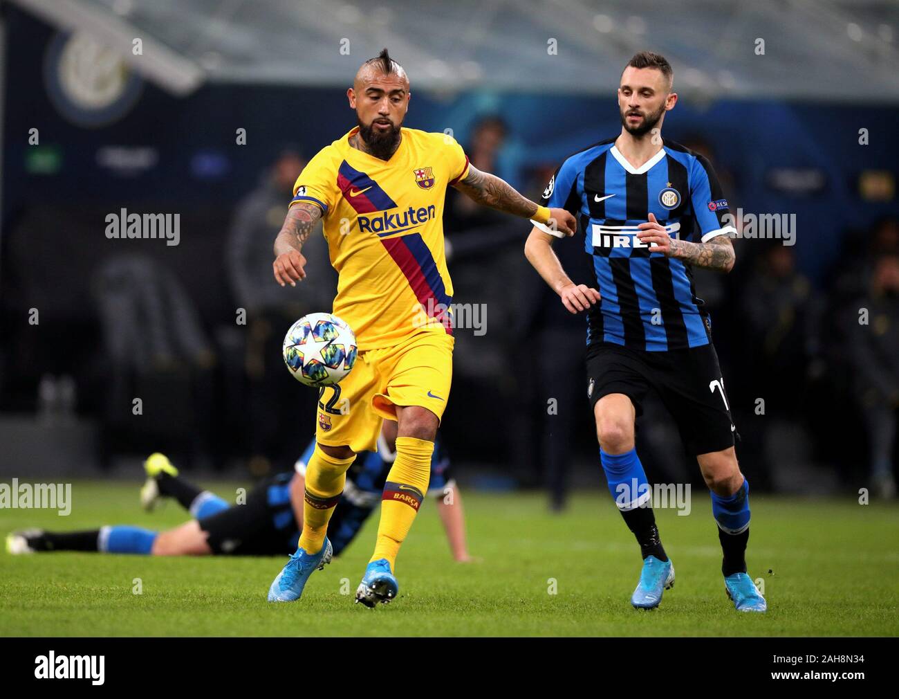 Milan, ITALIE - 10 décembre 2019: Arturo Vidal et Marcelo Brozovic en action pendant la Ligue des Champions de l'UEFA 2019/2020 INTER / BARCELONE à San Sir Banque D'Images