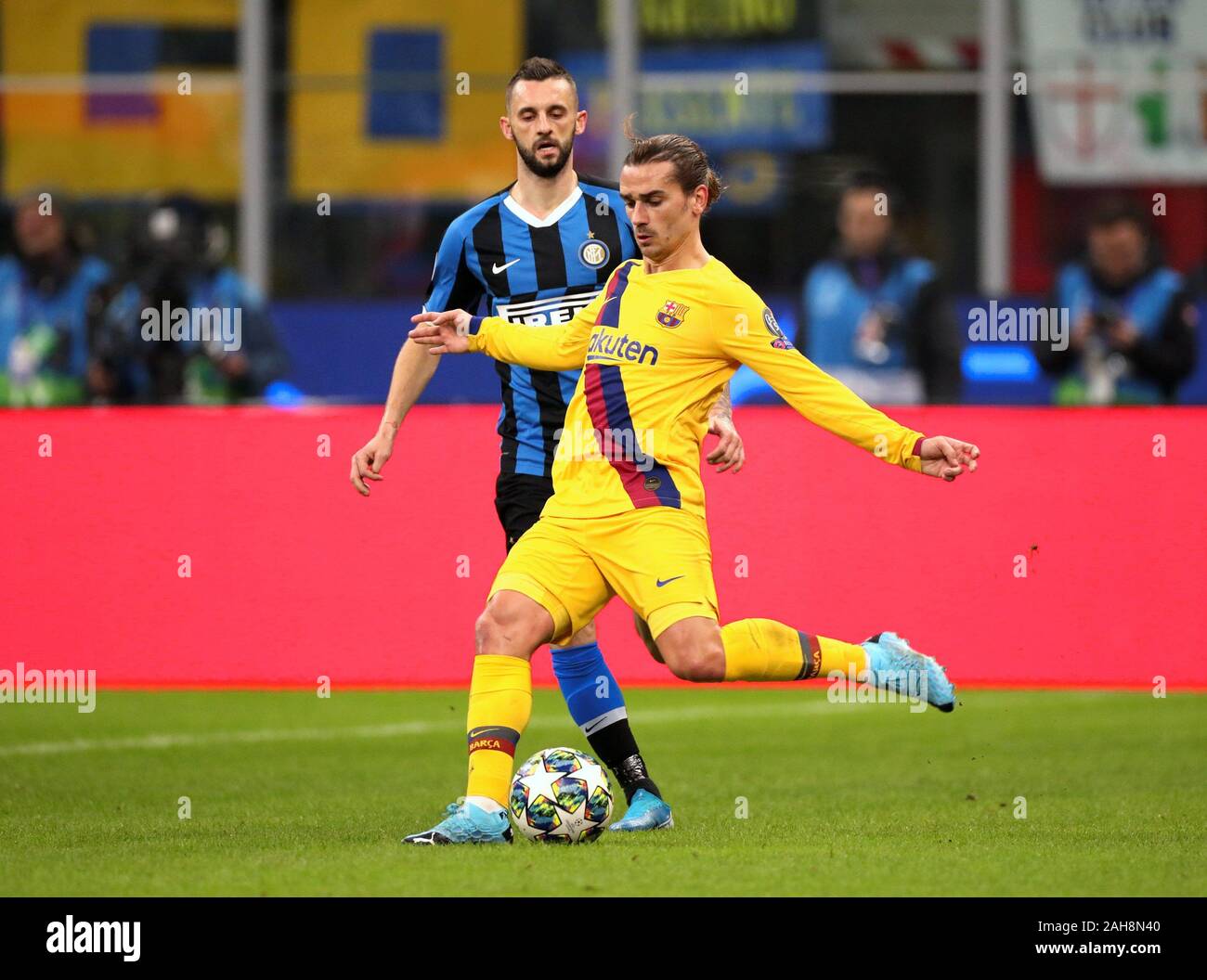 Milan, ITALIE - 10 décembre 2019 : Antoine Griezmann et Marcelo Brozovic en action pendant la Ligue des Champions de l'UEFA 2019/2020 INTER / BARCELONE à sa Banque D'Images