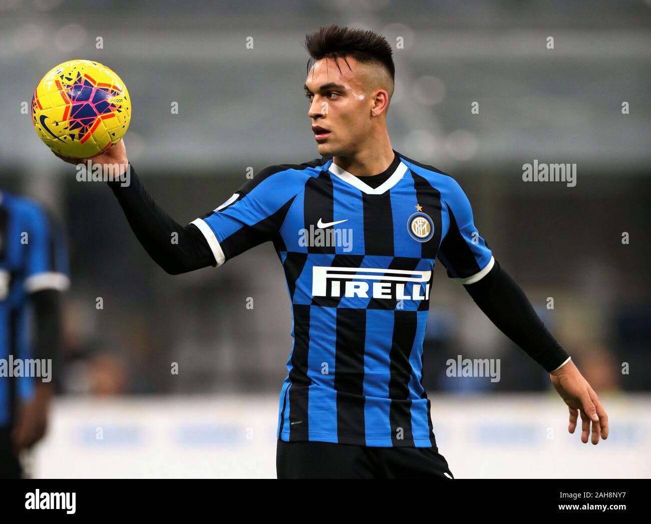 Milan, ITALIE - décembre 06, 2019: Lautaro Martinez regarde le ballon pendant la série A 2019/2020 INTER / ROMA au stade San Siro. Banque D'Images