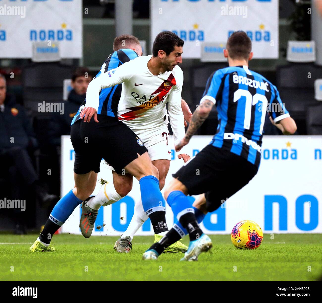 Milan, ITALIE - décembre 06, 2019: Henrikh Mkhitaryan, Milan Skriniar et Marcelo Brozovic en action pendant la Serie A 2019/2020 INTER / ROMA à San Banque D'Images