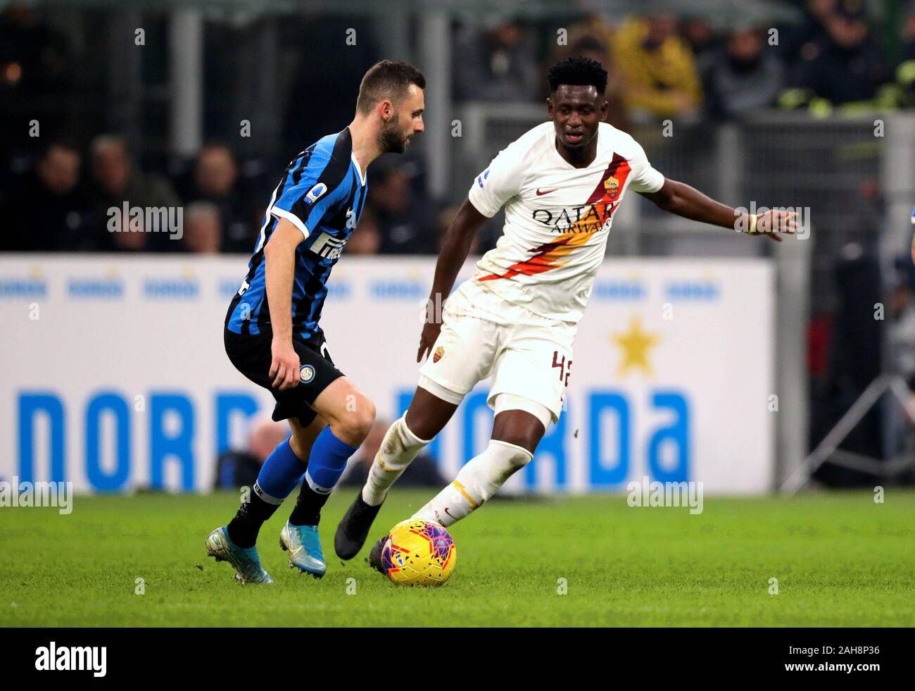 Milan, ITALIE - décembre 06, 2019: Marcelo Brozovic et Amadou Diawara en action pendant la série A 2019/2020 INTER / ROMA au stade San Siro. Banque D'Images