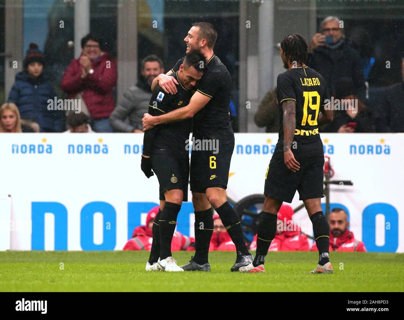 Milan, ITALIE - 01 décembre 2019: Lautaro Martinez célèbre avec Stefan de Vrij après avoir marqué l'objectif d'ouverture au cours de la série A 2019/2020 INTER v Banque D'Images