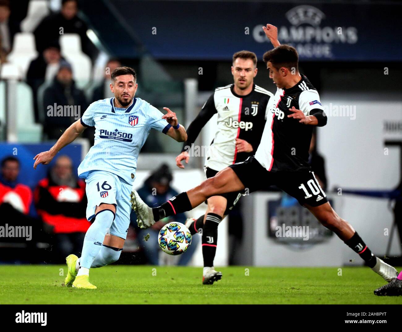 Turin, ITALIE - 26 novembre 2019: Hector Herrera et Paulo Dybala en action pendant la Ligue des Champions de l'UEFA 2019/2020 JUVENTUS / ATLETICO de MADRID Banque D'Images