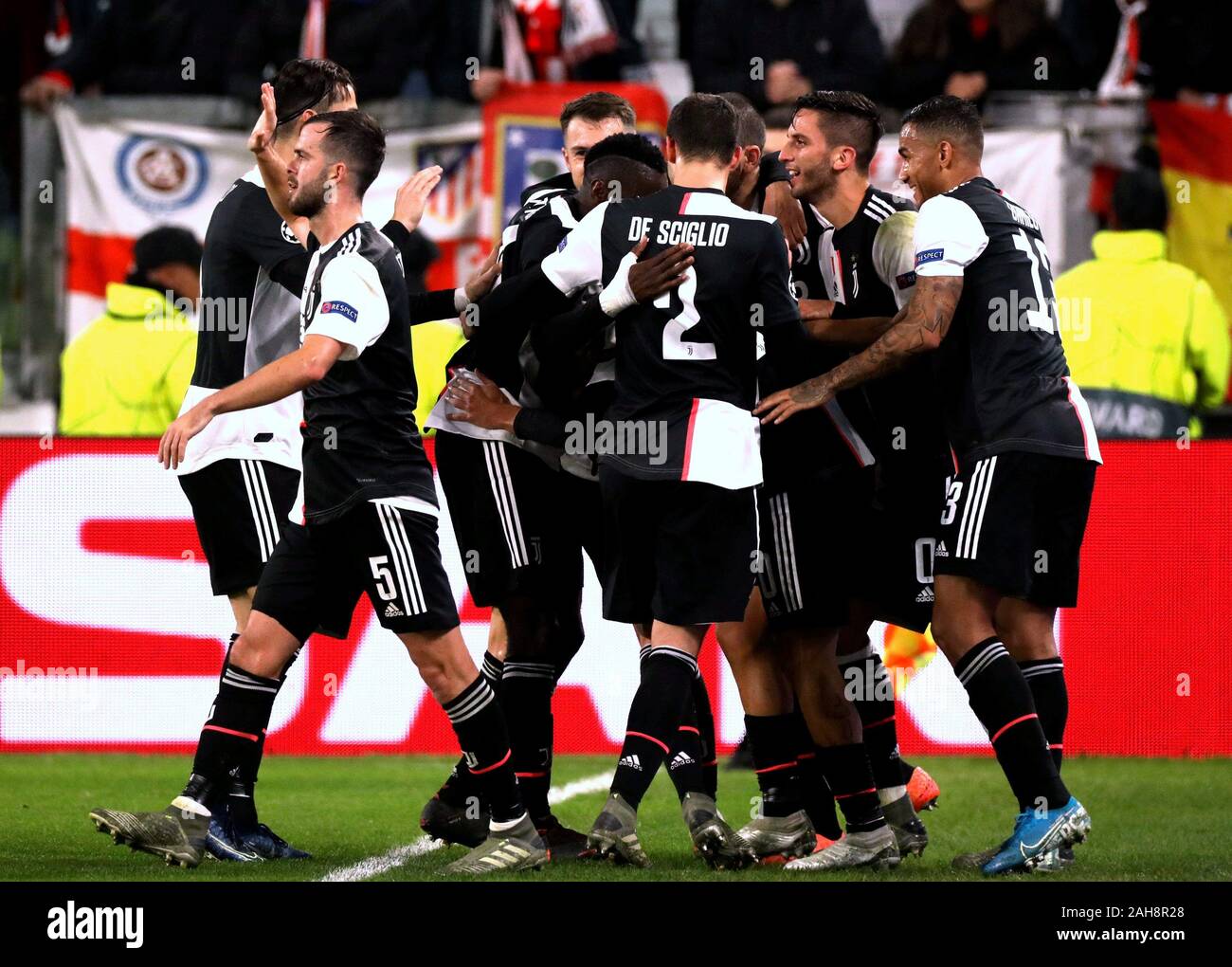 Turin, ITALIE - 26 novembre 2019: Paulo Dybala célèbre après avoir marqué l'objectif d'ouverture avec ses coéquipiers pendant la Ligue des Champions 2019/20 de l'UEFA Banque D'Images