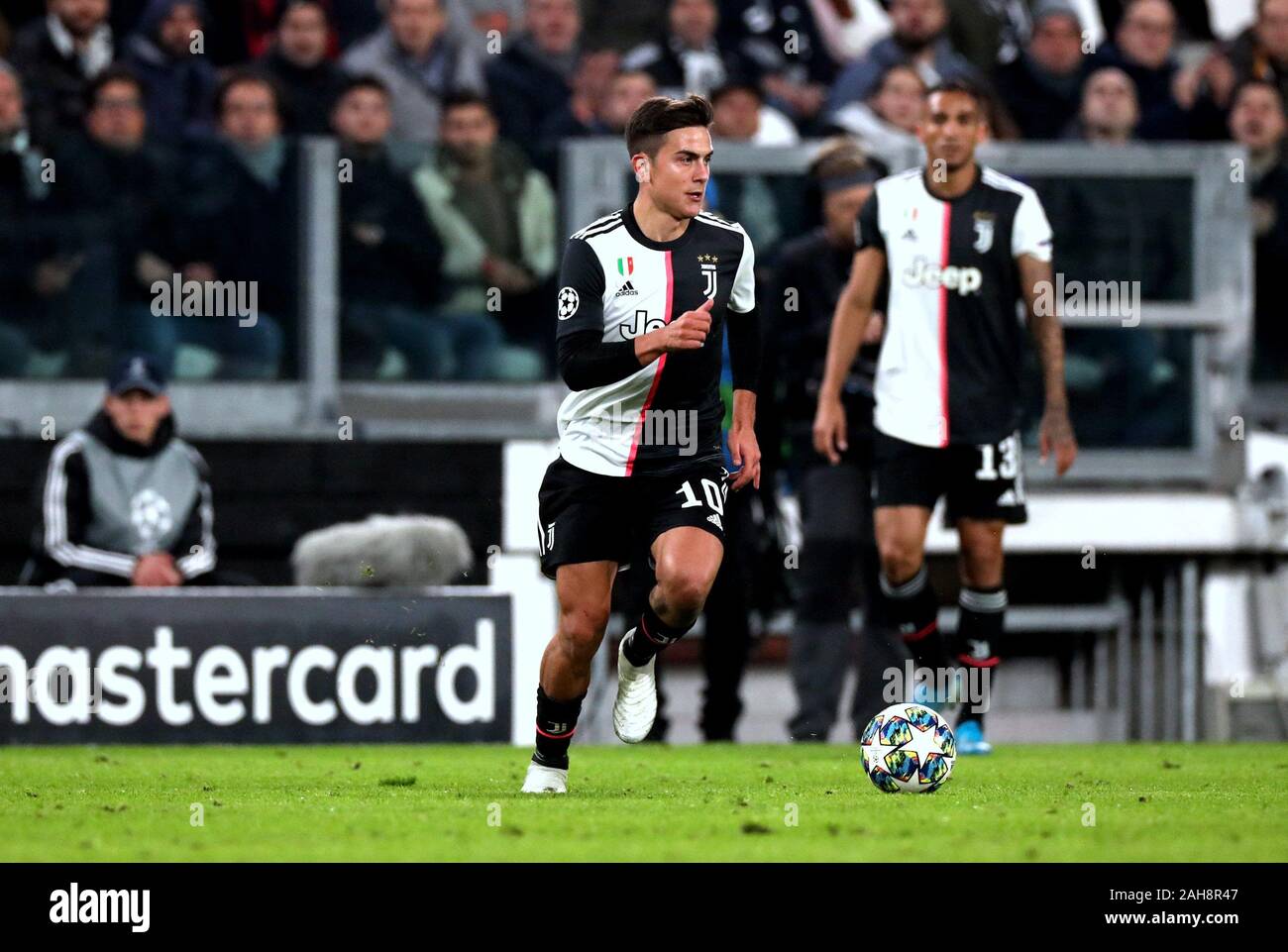 Turin, ITALIE - 26 novembre 2019: Paulo Dybala en action pendant la Ligue des Champions de l'UEFA 2019/2020 JUVENTUS / ATLETICO de MADRID au stade Allianz. Banque D'Images