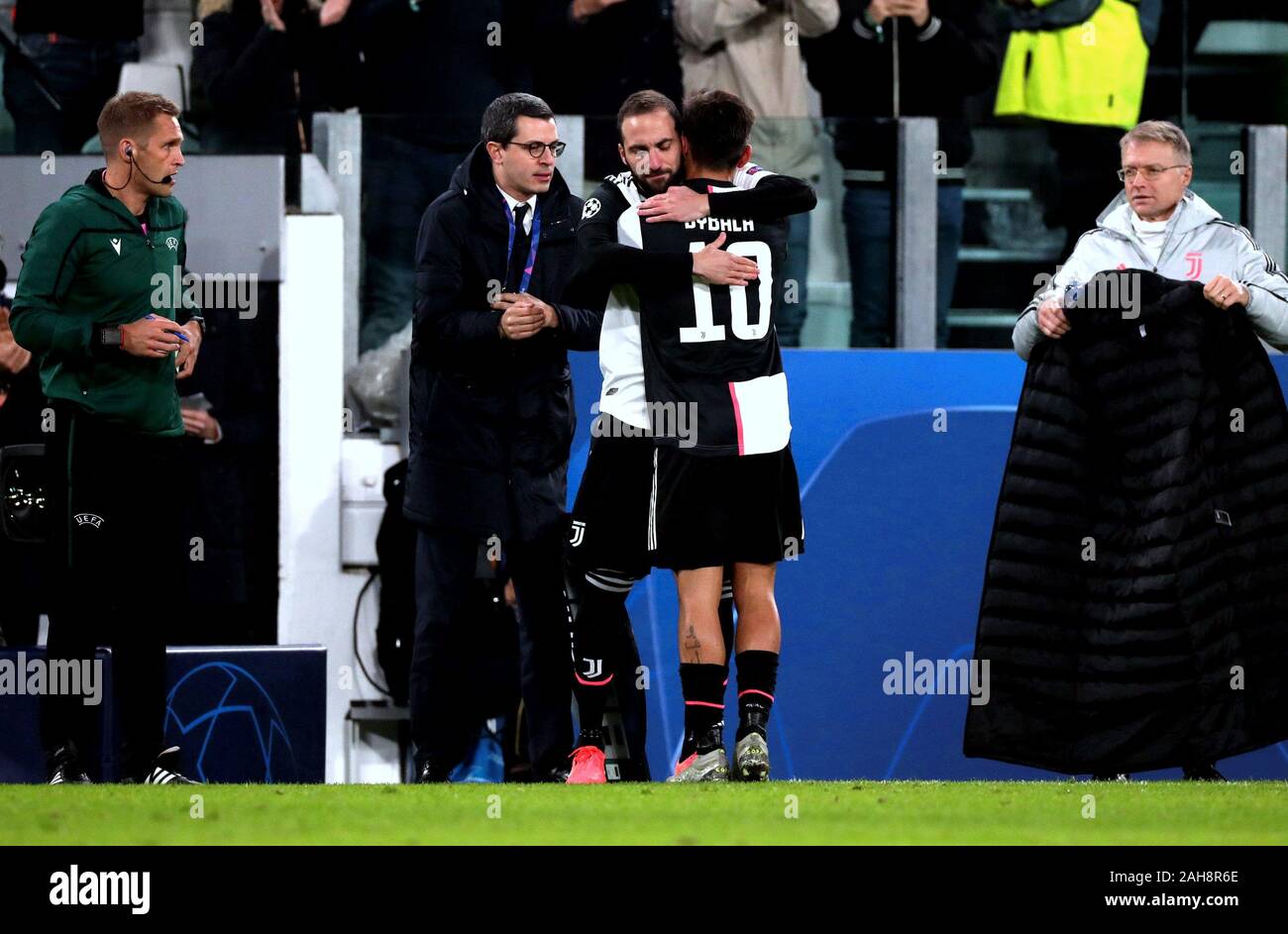 Turin, ITALIE - 26 novembre 2019: Paulo Dybala substitué par Gonzalo Higuain pendant la Ligue des Champions de l'UEFA 2019/2020 JUVENTUS / ATLETICO de MADRI Banque D'Images