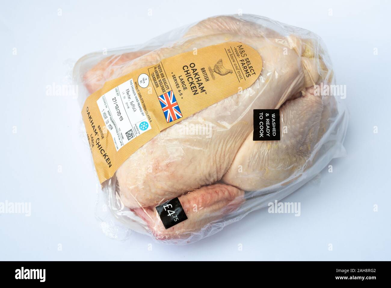 Royaume-Uni - 26 Décembre 2019: M&S British Oakham Chicken Large. Sélectionnez exploitations alimentaires. Vue du haut vers le bas. Banque D'Images
