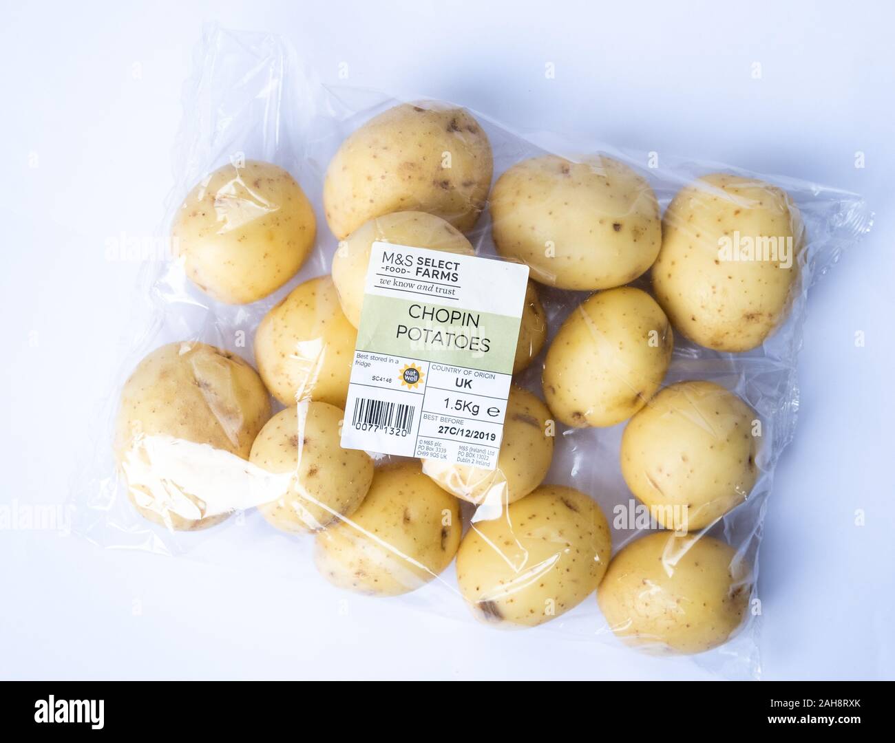 M&S pommes de terre chopin isolées sur blanc. Banque D'Images