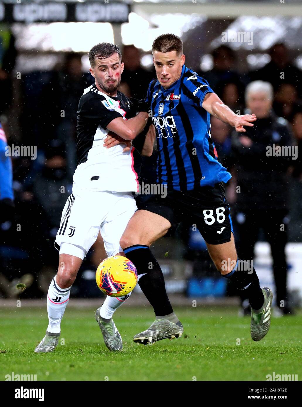 Bergame, ITALIE - 23 novembre 2019: Miraem Pjanic et Mario Pasalic en action pendant la Serie A 2019/2020 ATALANTA / JUVENTUS à Ateti Azzurri d'I Banque D'Images