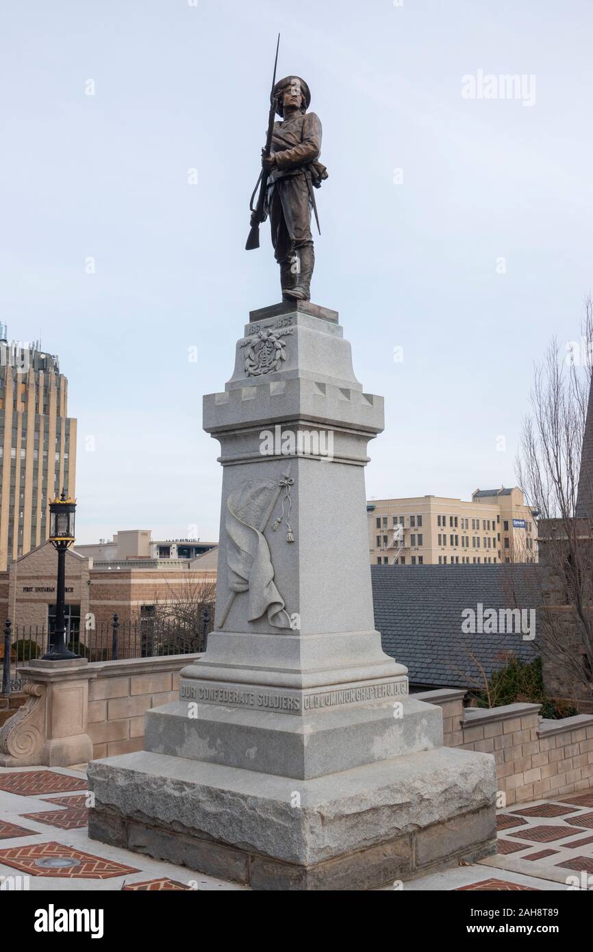 USA Virginia Lynchburg VA Un monument statue en l'honneur des soldats confédérés qui ont combattu dans la Guerre Civile des États-Unis drapeau rebelle Banque D'Images