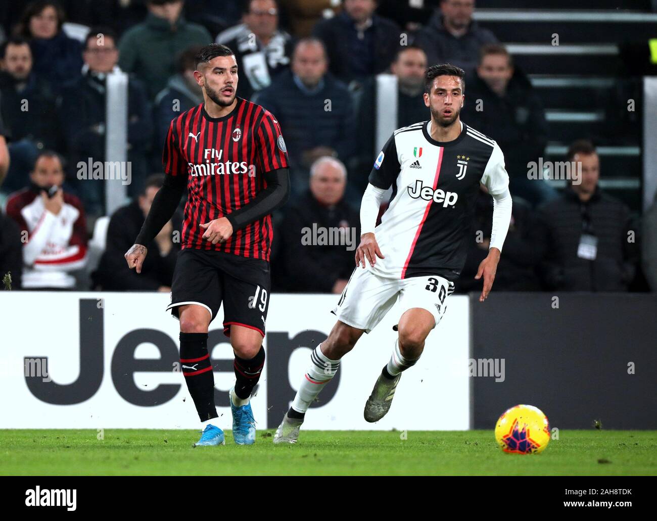 Turin, ITALIE - 10 novembre 2019: Theo Hernandez et Rodrigo Bentancur en action pendant la série A 2019/2020 JUVENTUS / MILAN au stade Allianz. Banque D'Images
