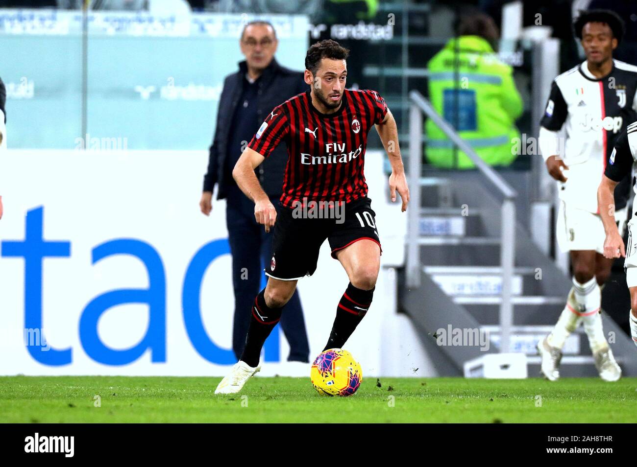 Turin, ITALIE - 10 novembre 2019: Hakan Calhanoglu en action pendant la série A 2019/2020 JUVENTUS / MILAN au stade Allianz. Banque D'Images
