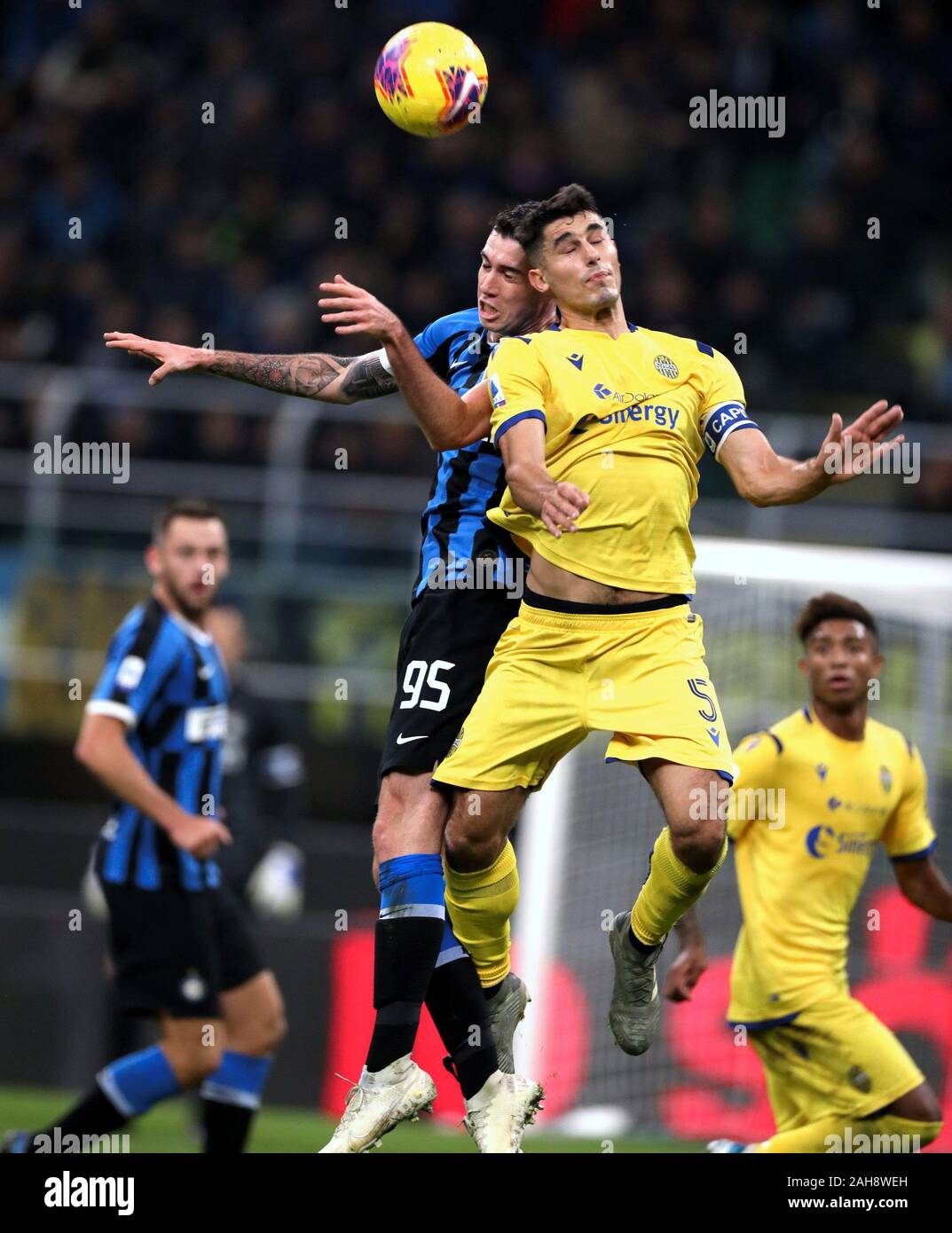Milan, ITALIE - 09 novembre 2019: Alessandro Bastoni et Marco Davide Faraoni en action pendant la Serie A 2019/2020 INTER / VÉRONE à San Siro Stadi Banque D'Images