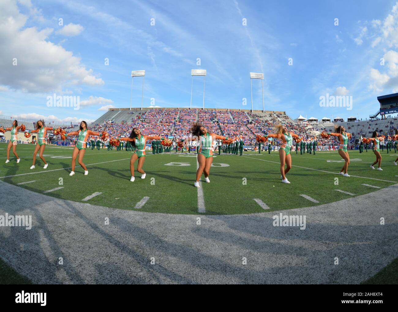 Shreveport, LA, USA. Dec 26, 2019. L'Université de Miami Dance équipe effectue au cours de l'indépendance Bol match entre l'Université de Miami les ouragans et les Bulldogs de Louisiana Tech à Stade de l'indépendance à Shreveport, en Louisiane. Kevin Langley/Sports médias du Sud/CSM/Alamy Live News Banque D'Images