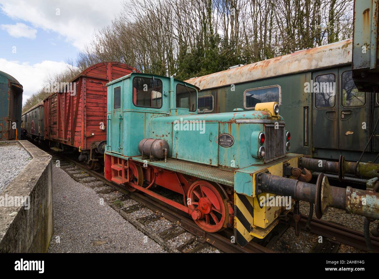 Locomotives de chemin de fer abandonnée Vintage et les wagons de chemin de fer fermée à gare de Hombourg, Belgique Banque D'Images