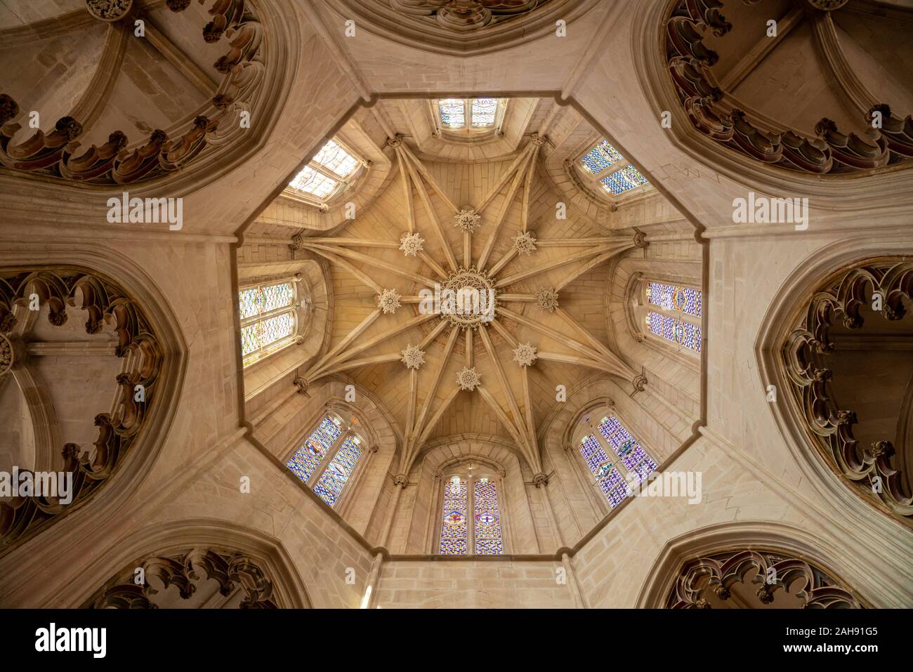 Leiria, Portugal - 20 août 2019 : Plafond et dôme de la structure gothique du Monastère de Batalha, près de Leiria au Portugal Banque D'Images