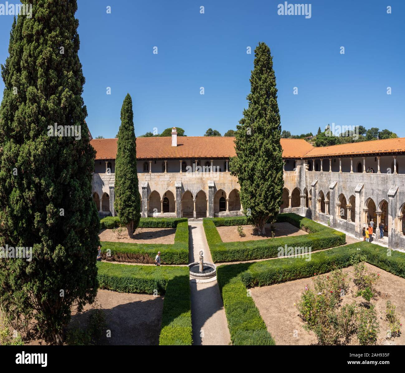 Leiria, Portugal - 20 août 2019 : arches étroites autour du cloître au Monastère de Batalha, près de Leiria au Portugal Banque D'Images