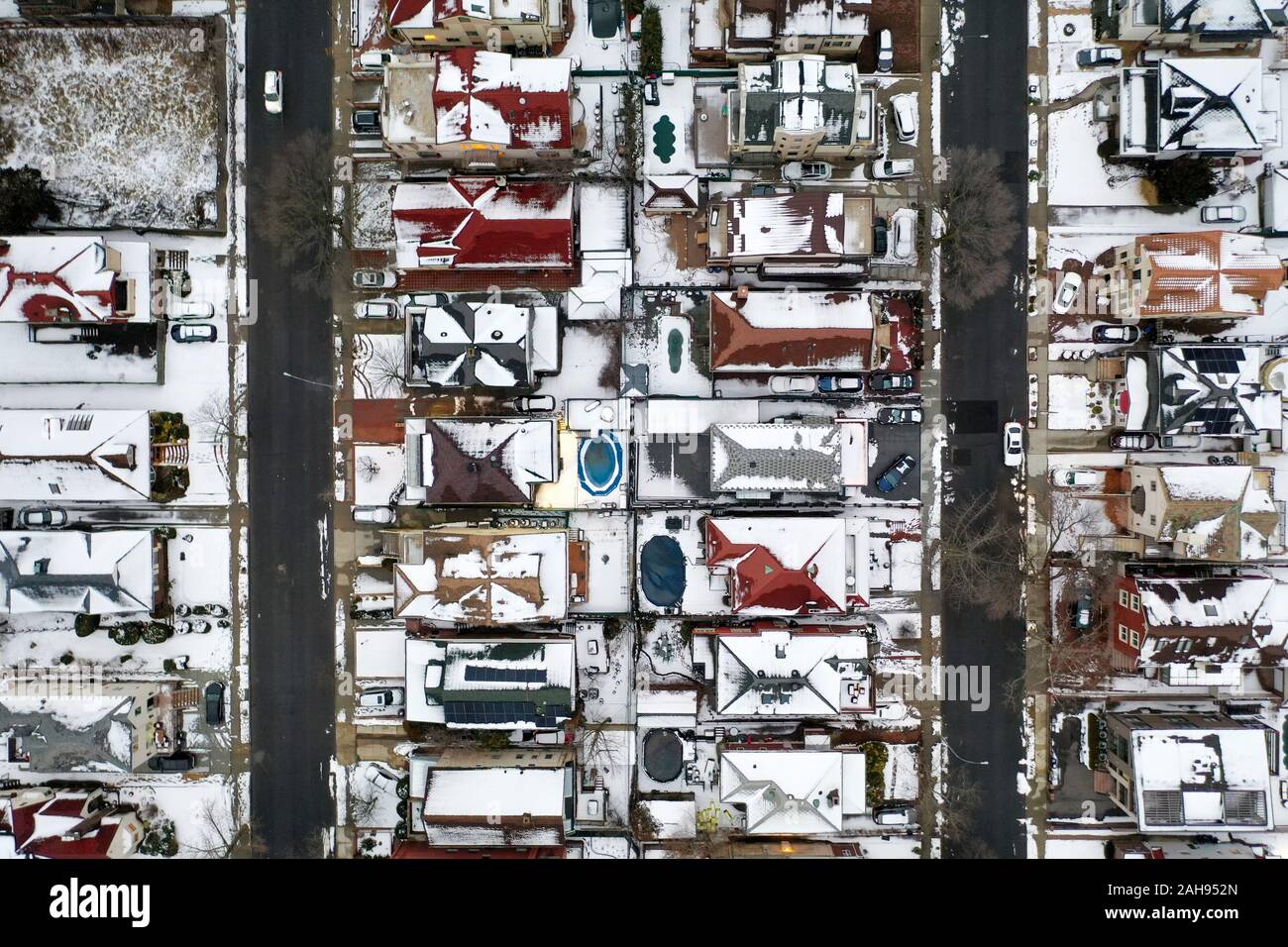 Vue aérienne de haut en bas des maisons et piscines sur une journée d'hiver. Banque D'Images