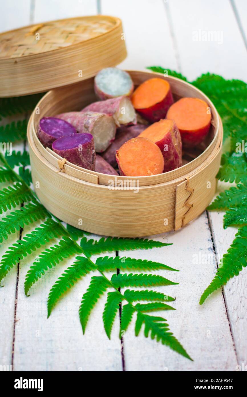 Bio bouillie patate douce, igname jaune, violet l'igname. Banque D'Images